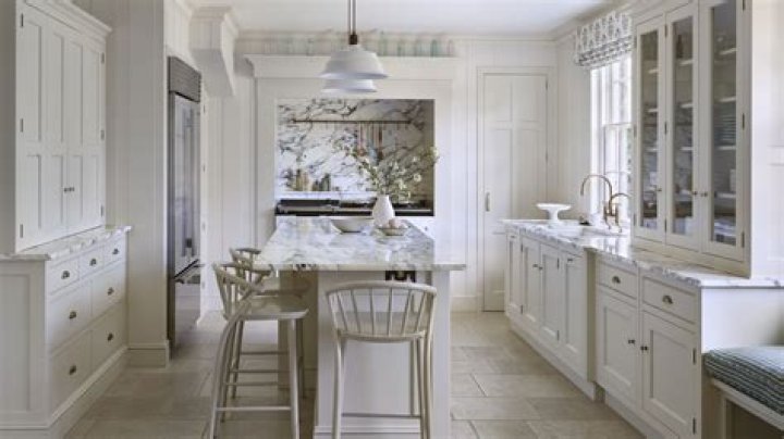 Should kitchen floors be lighter than cabinets?