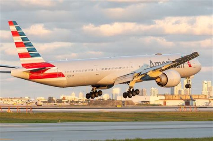 What airlines fly from SDF?