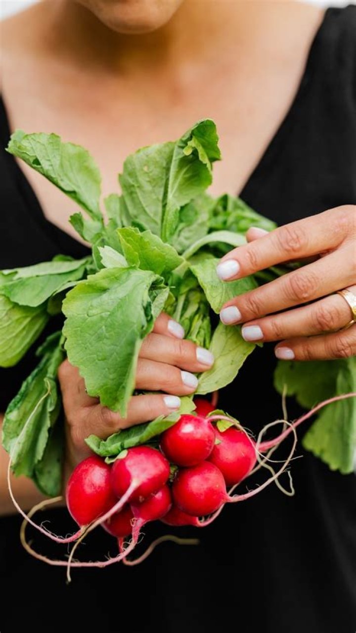 What are the health benefits of eating radishes?