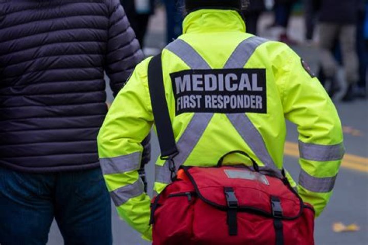 What are the responsibilities of the first responder in securing the crime scene?