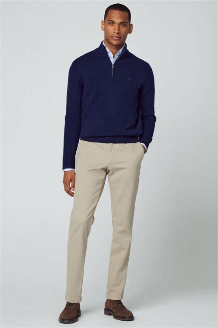 What can men wear with navy chinos?