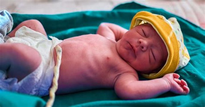What clothes should baby wear before umbilical cord falls off?