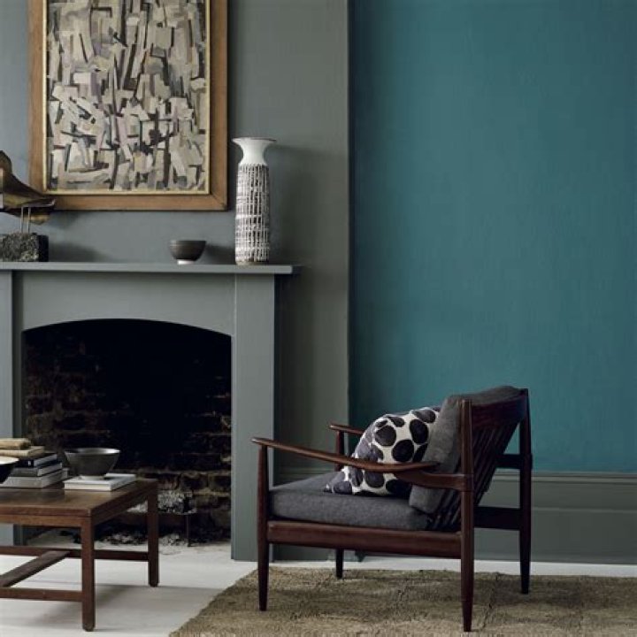 What color goes best with periwinkle?