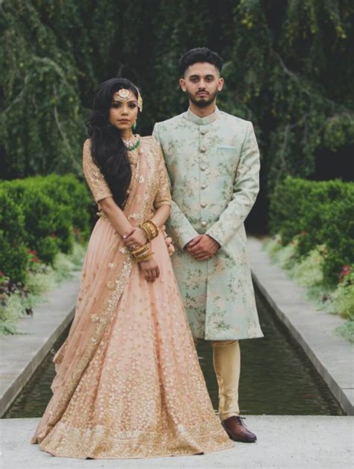 What Colour goes with peach dress?
