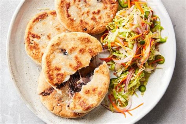 What do you serve with pupusas?
