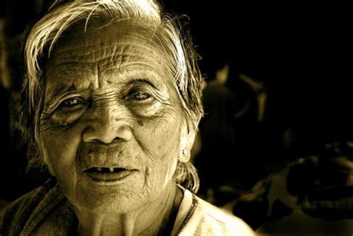What does Manang mean in Filipino?