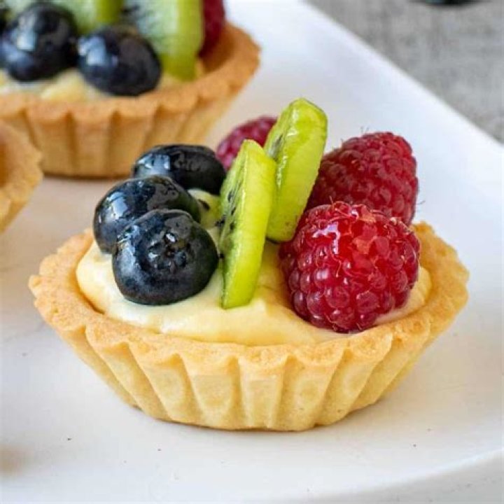 What is a fruit tart made of?
