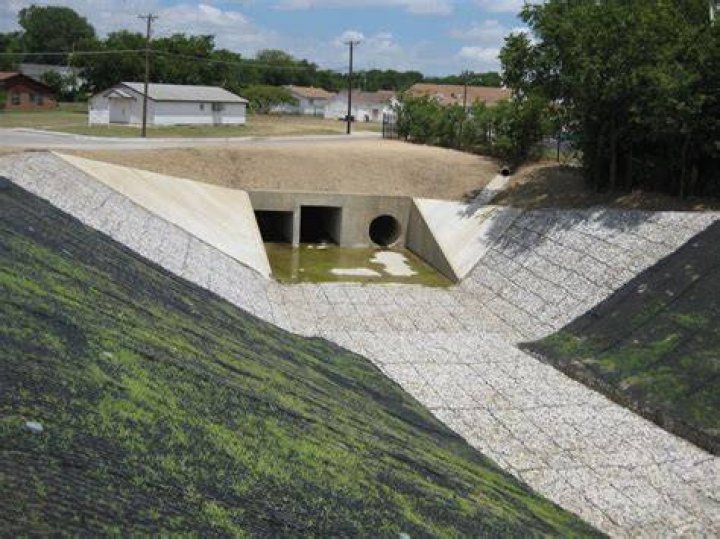 What is a weir in a swimming pool?