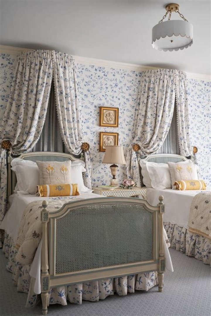 What is half tester bed?