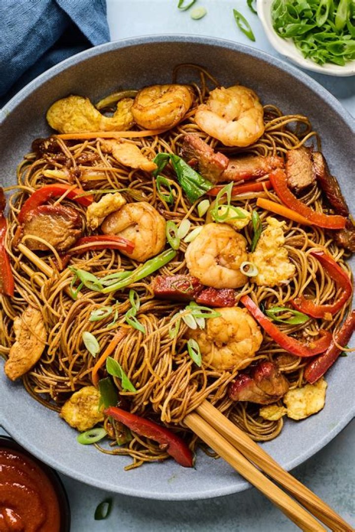 What is in Singapore chow fun?