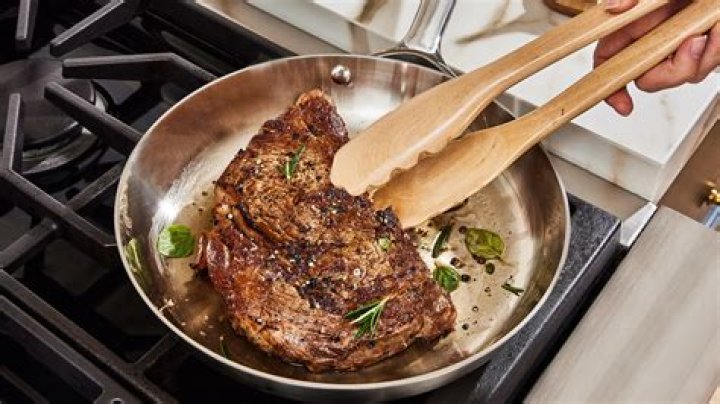 What is the best way to pan fry a hamburger?