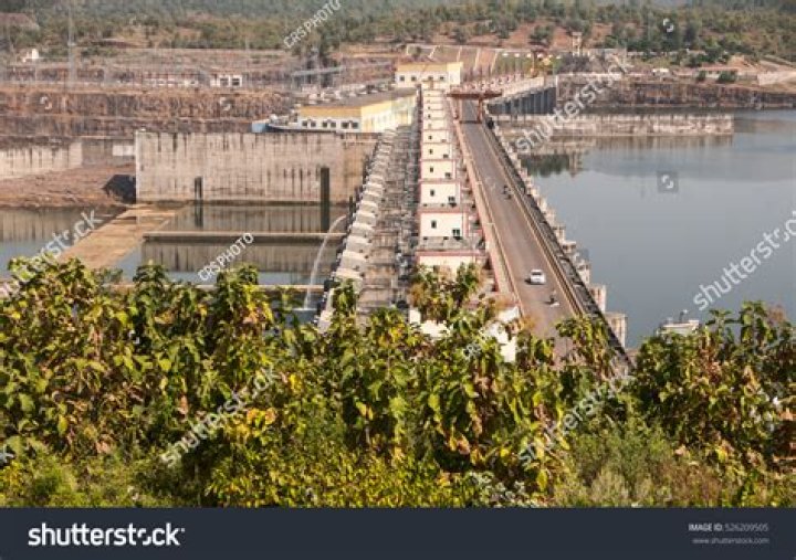 What is the height of Narmada dam?