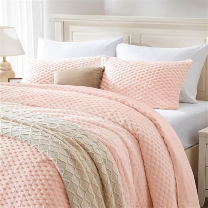 What makes a comforter warm?