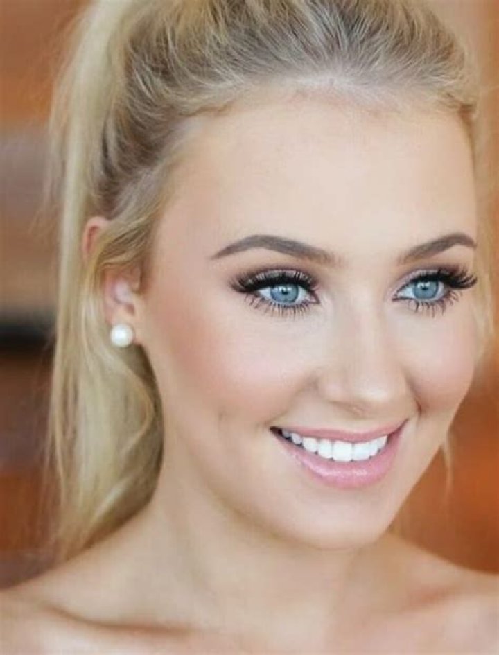 What makeup looks good with blonde hair and blue eyes?