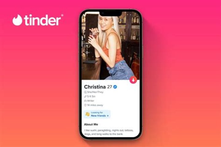 What should be the first message to a girl on tinder?