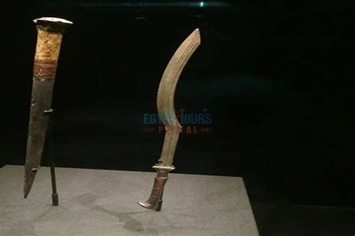 What weapons did the ancient Chinese military use?