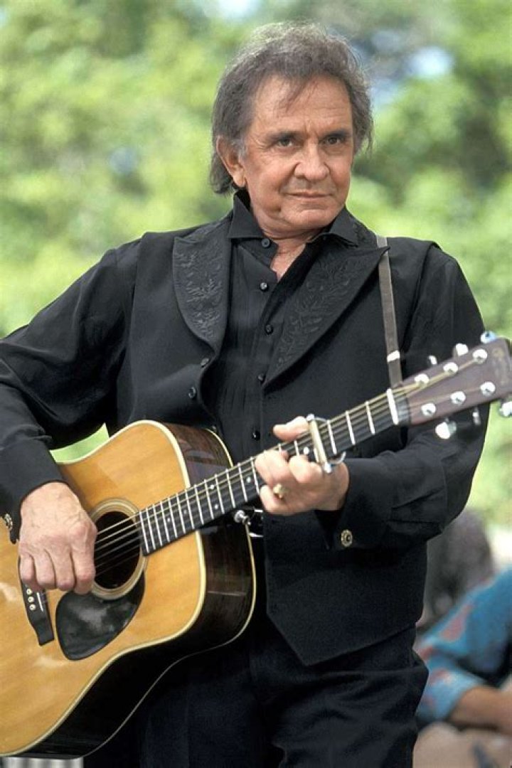 When did Johnny Cash start wearing all black?