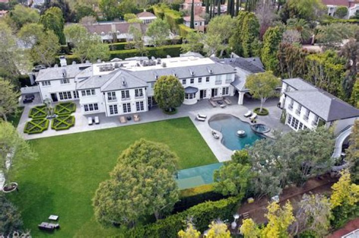 Where does Sean Paul currently live?
