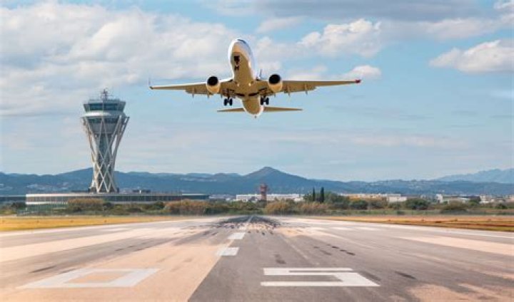 Which airlines fly out of Norfolk VA?