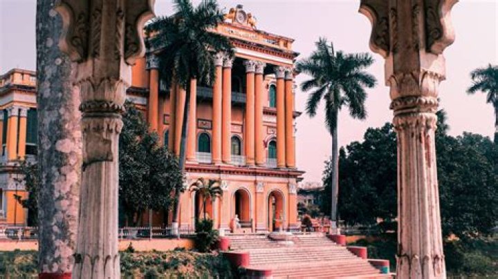 Which famous palace is located in Murshidabad?