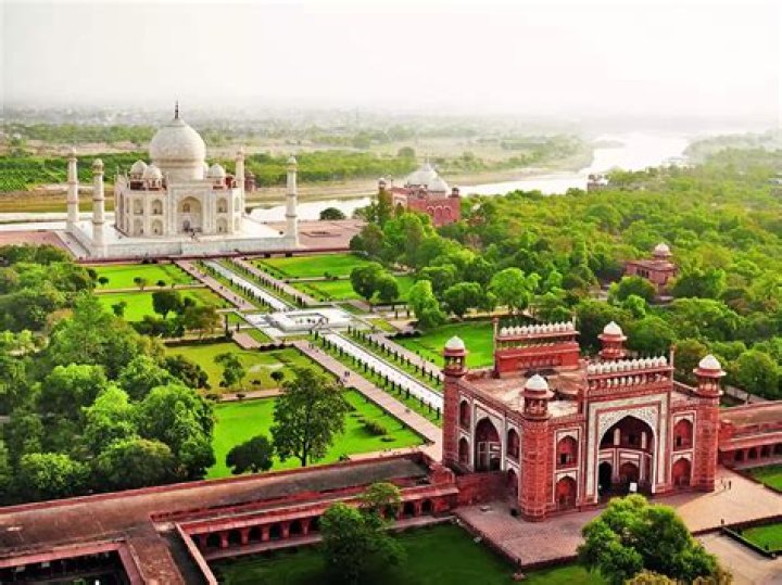 Which station is Agra Taj Mahal?