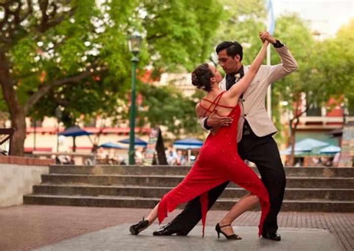 Who are some famous salsa dancers?