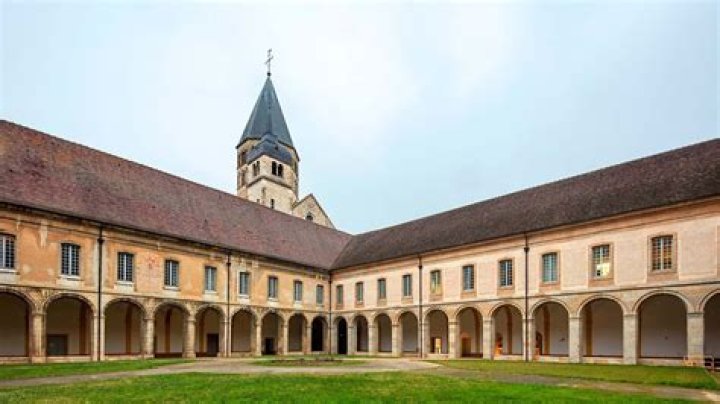 Who built and directed the decoration at the abbey church of St Michael at Hildesheim?