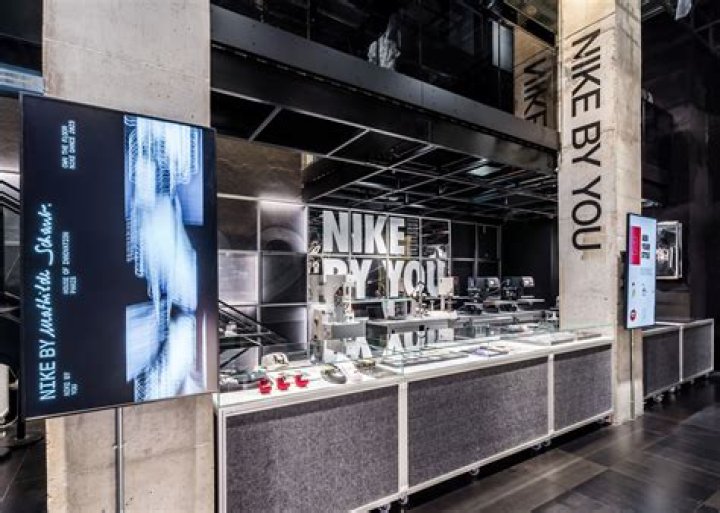 Who distributes Nike products? | ContextResponse.com