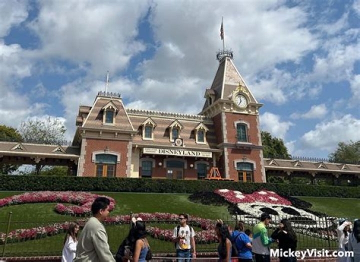 Who founded Disneyland? | ContextResponse.com