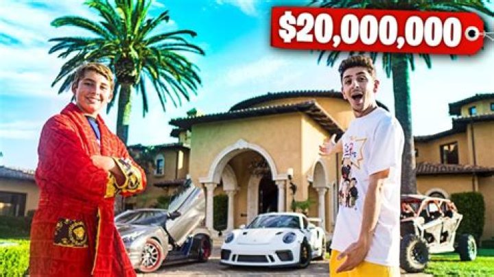 Who is the richest photographer?