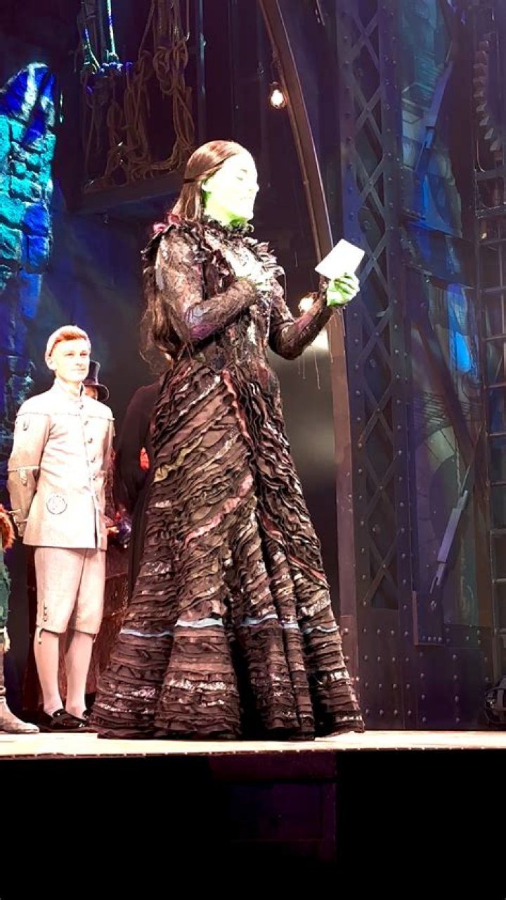 Who sings defying gravity in Wicked?