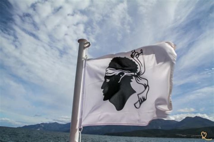 Why is the Corsica flag of a Moor head?